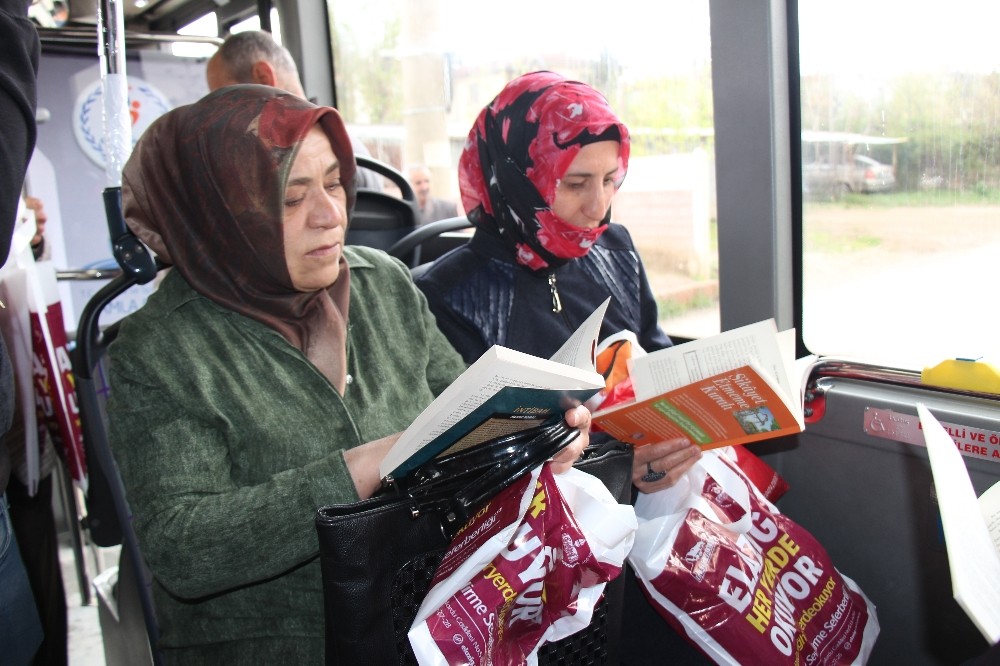 Öğrenciler dağıttı, yolcular kitap okudu
