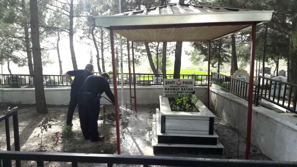 Polisi Şehit Kayan’ın mezarını temizledi
