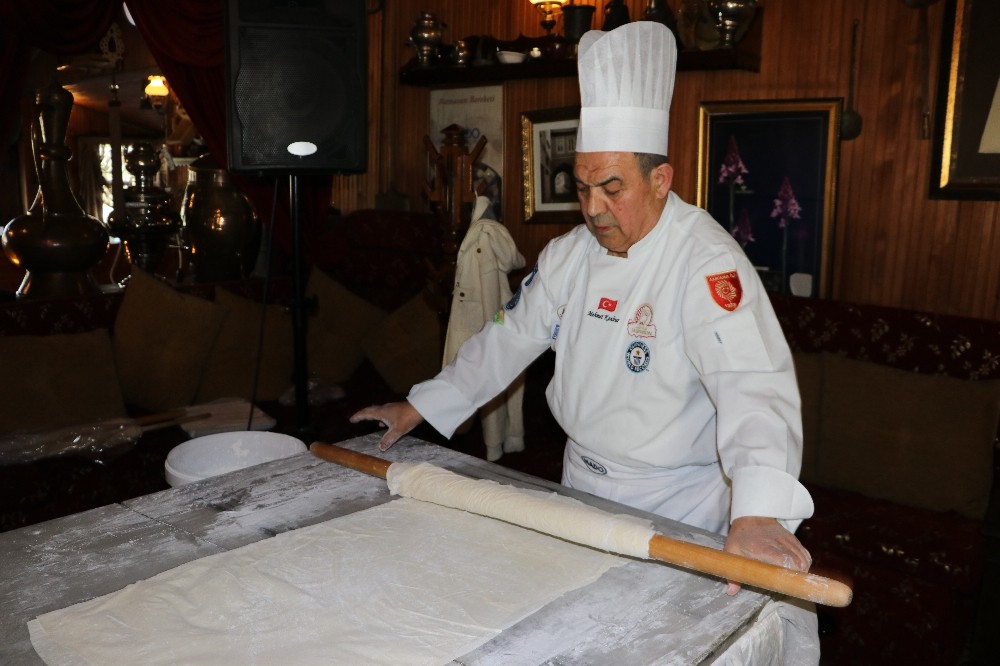 Dünya rekoru kıran Kahramanmaraşlı tatlı üreticisi: “Yarım ton ağırlığında baklava hazırladık gururluyuz”

