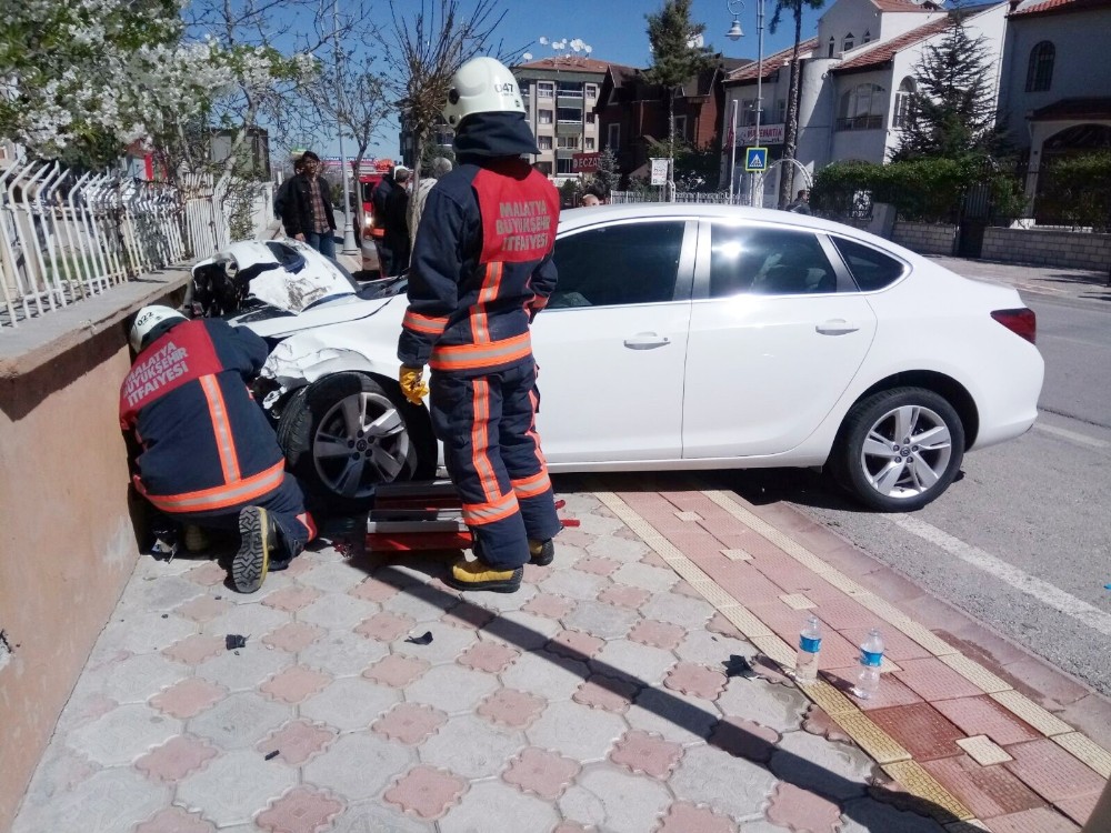 Malatya'da Direksiyon Başında Kalp Krizi Geçiren Sürücüden Kaza