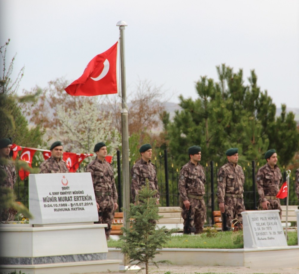 Sivas’ta şehit polislerin mezarlarına karanfil bırakıldı
