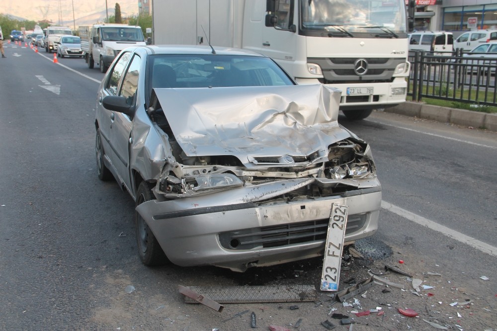 Otomobil, kırmızı ışıkta kamyonete çarptı: 3 yaralı
