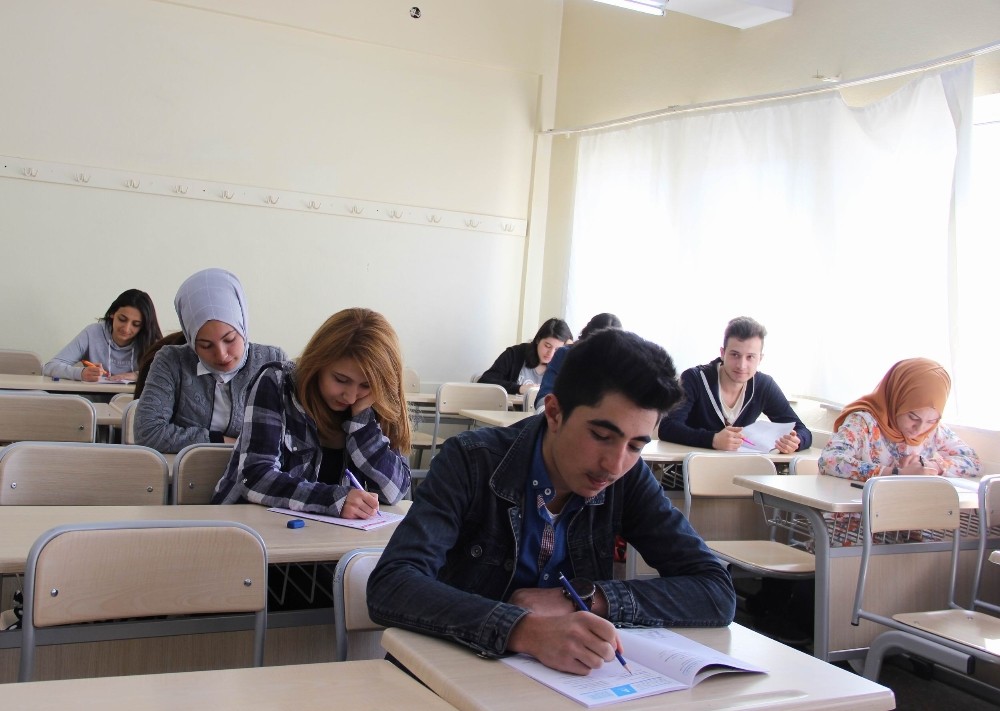 Sivas’ta 6 bin öğrenci deneme sınavında ter döktü

