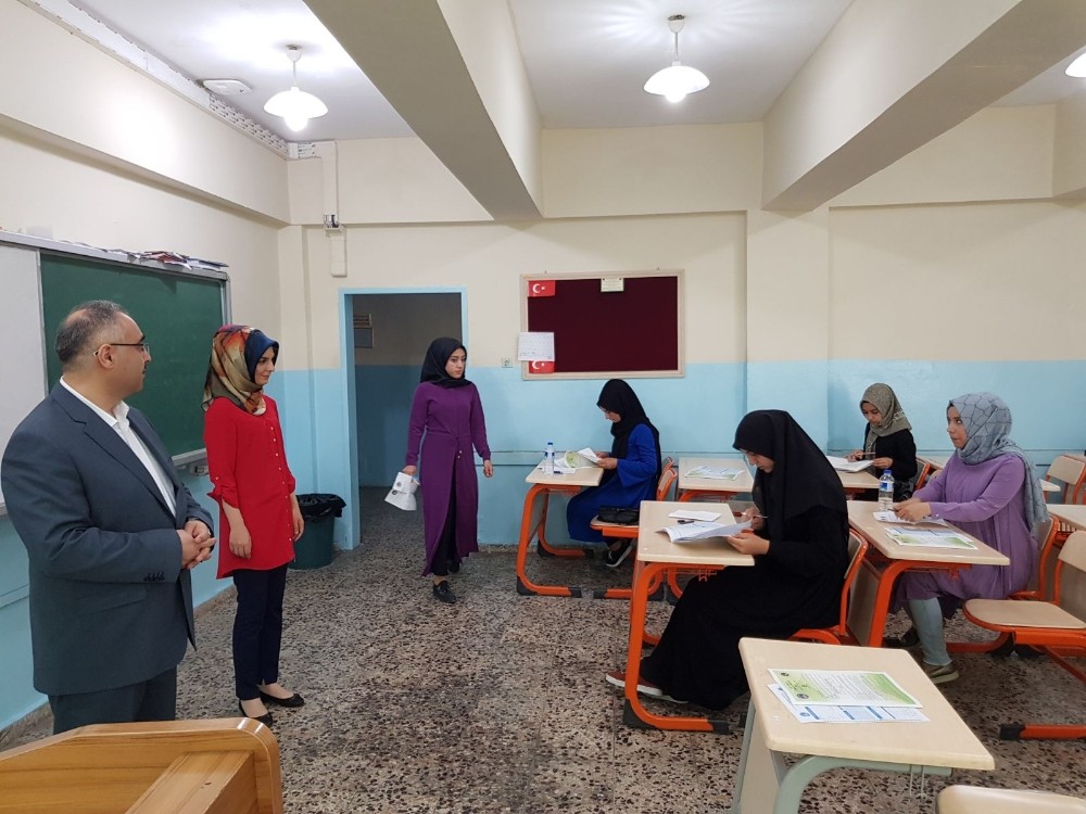 KYK’lı öğrenciler Osmanlıca sınavına girdi
