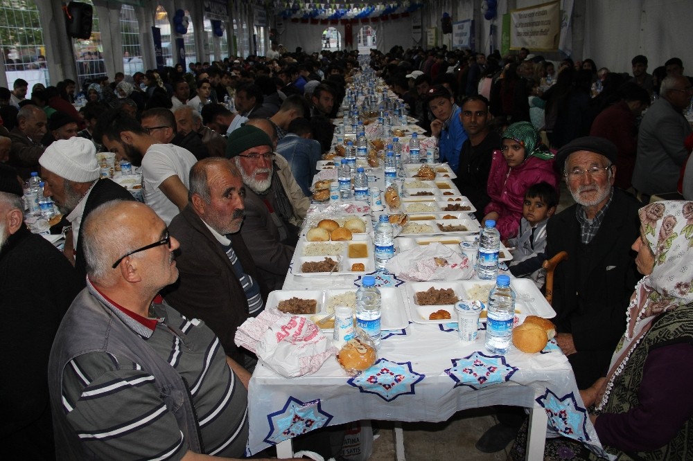 Sivas’ta 2 bin kişi iftar çadırında orucunu açtı
