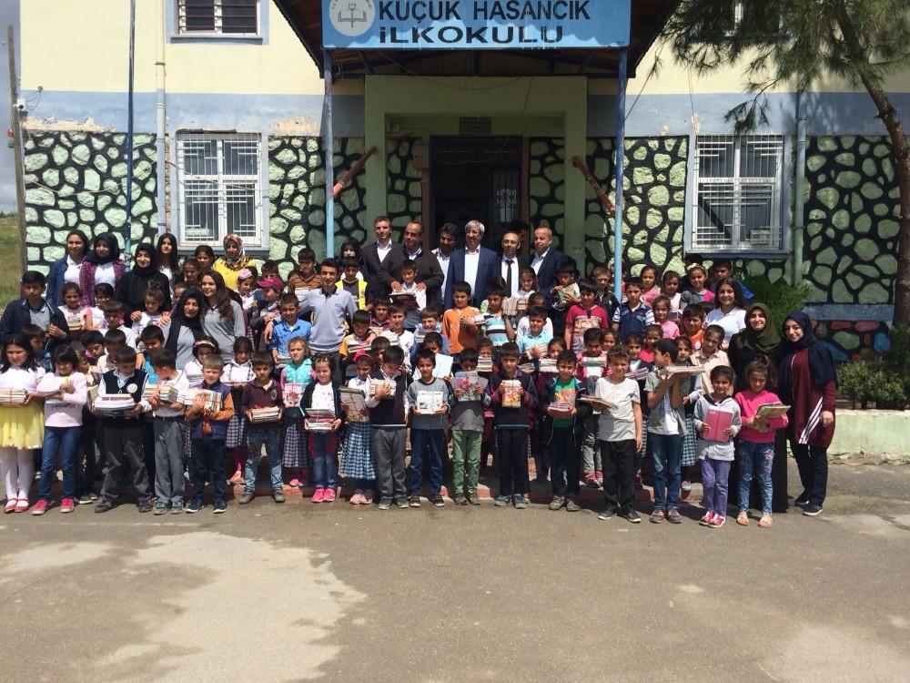 Erdemir Anadolu Sağlık Meslek Lisesinden köy okullarına kitap
