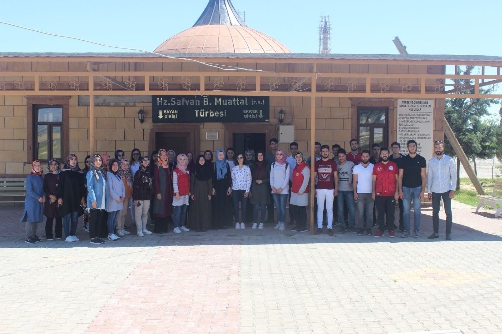 Gençler Sahabe Safvan bin Muattal Türbesinin çevresini temizledi
