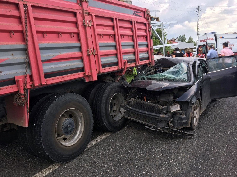 Otomobil kamyona arkadan çarptı: 5 yaralı

