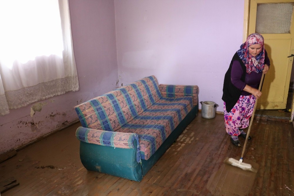 Evlerini su basan aileler yaralarını sarıyor
