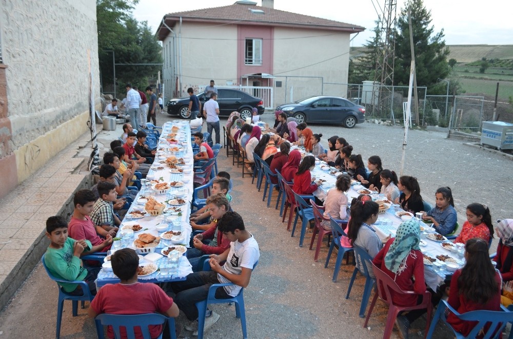 Öğrenciler iftar sofrasında bir araya geldi
