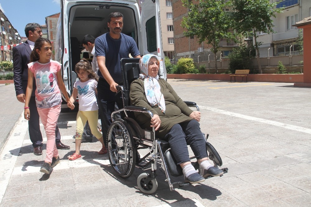 Engelliler ve hastalar da ekipler tarafından taşınarak oylarını kullandı
