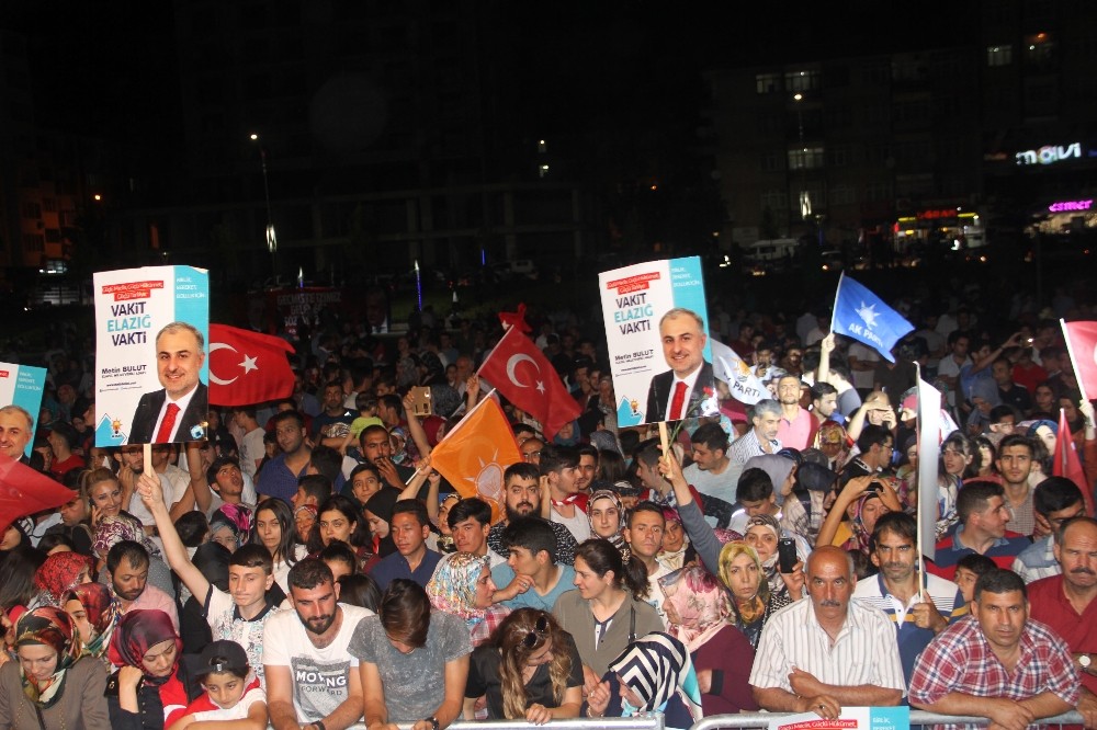 Elazığ’da AK Partililer kutlama yaptı
