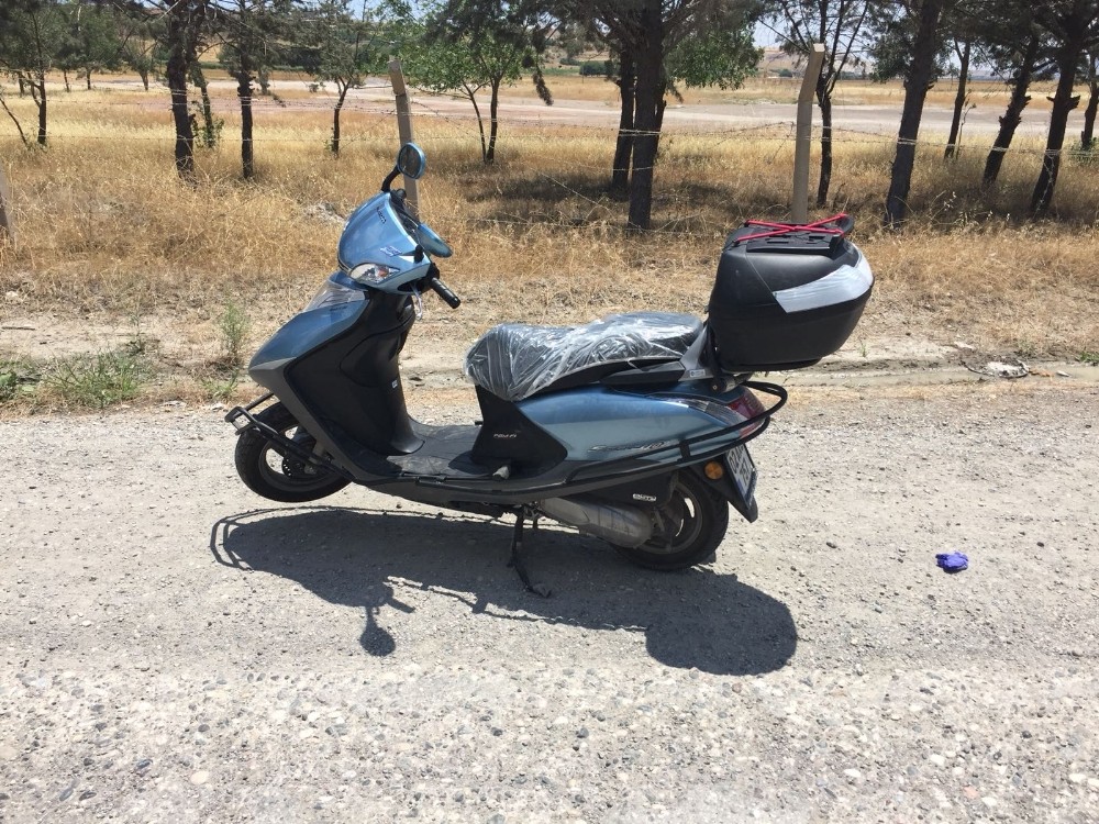Çukura giren motosiklet devrildi: 2 Yaralı
