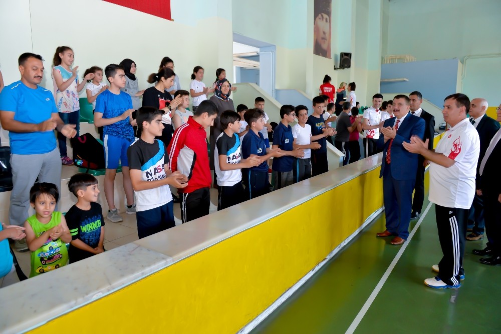 Gürkan badminton sporcuları ile bir araya geldi
