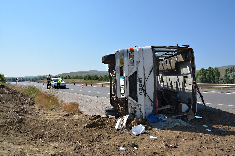 Sivas’ta tarım işçilerini taşıyan minibüs devrildi: 27 yaralı
