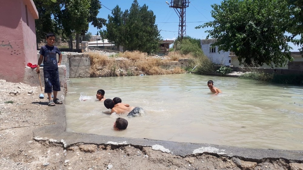 Yaşı küçük çocuklar köy havuzlarında serinliyor
