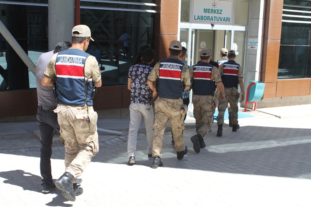 Hassas terazili uyuşturucu taciri 2 şüpheli tutuklandı
