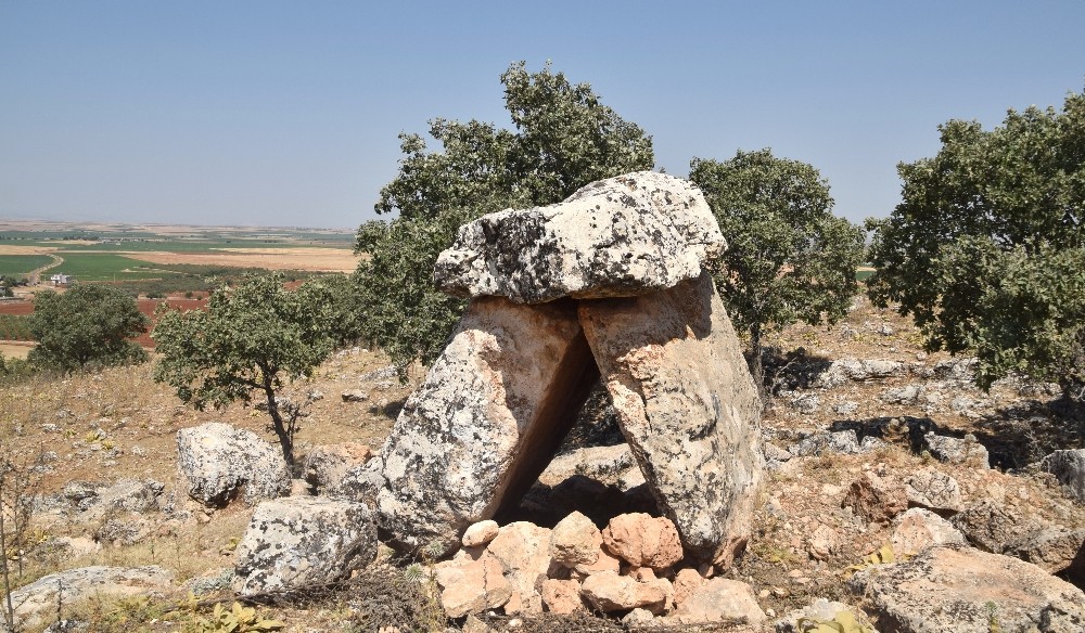 Besni’de dolmen mezarları bulundu
