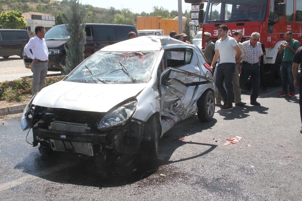 Elazığ’da tatile gelen gurbetçi aile kaza yaptı: 4 yaralı
