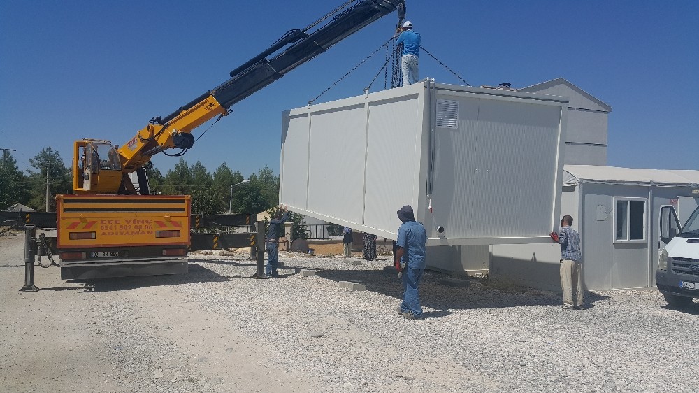 Samsat’ta ki 2. depremden etkilenen vatandaşlara yeni konteynır dağıtılıyor

