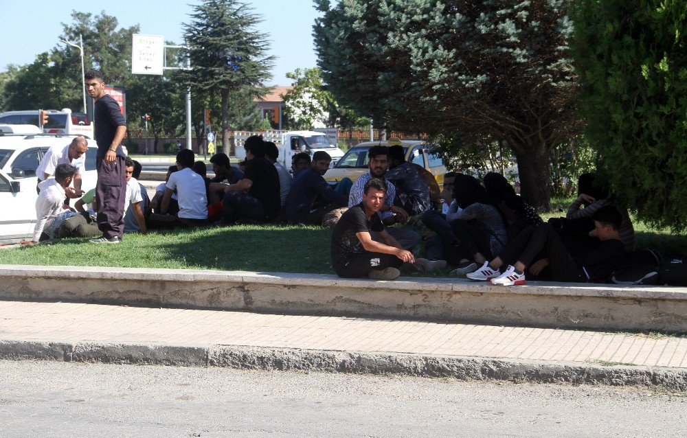 İstanbul yerine Elazığ’da bırakılan Afganlılar ortada kaldı
