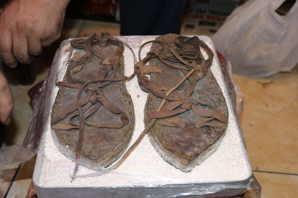 Hz. Muhammet’in savaşta giydiği sandaleti tasarladı
