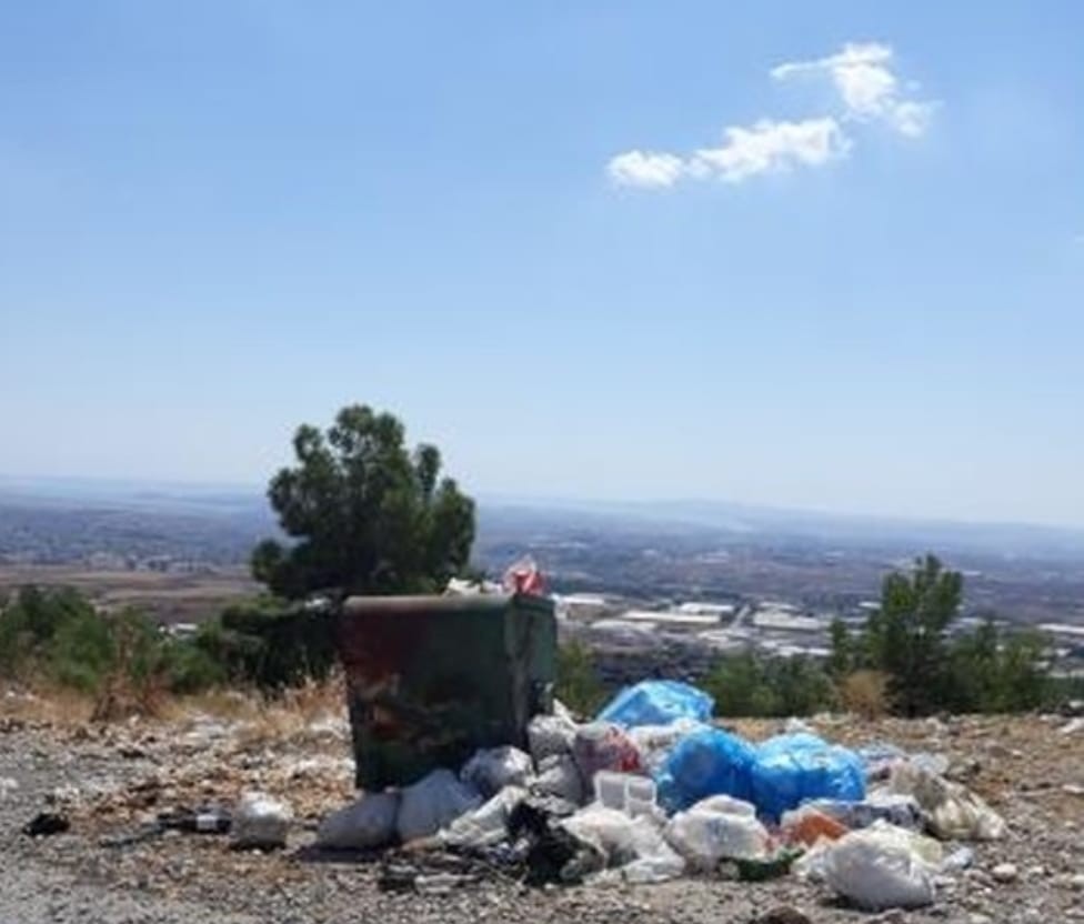 Türbe çevresindeki toplanmayan çöplere tepkiler sürüyor
