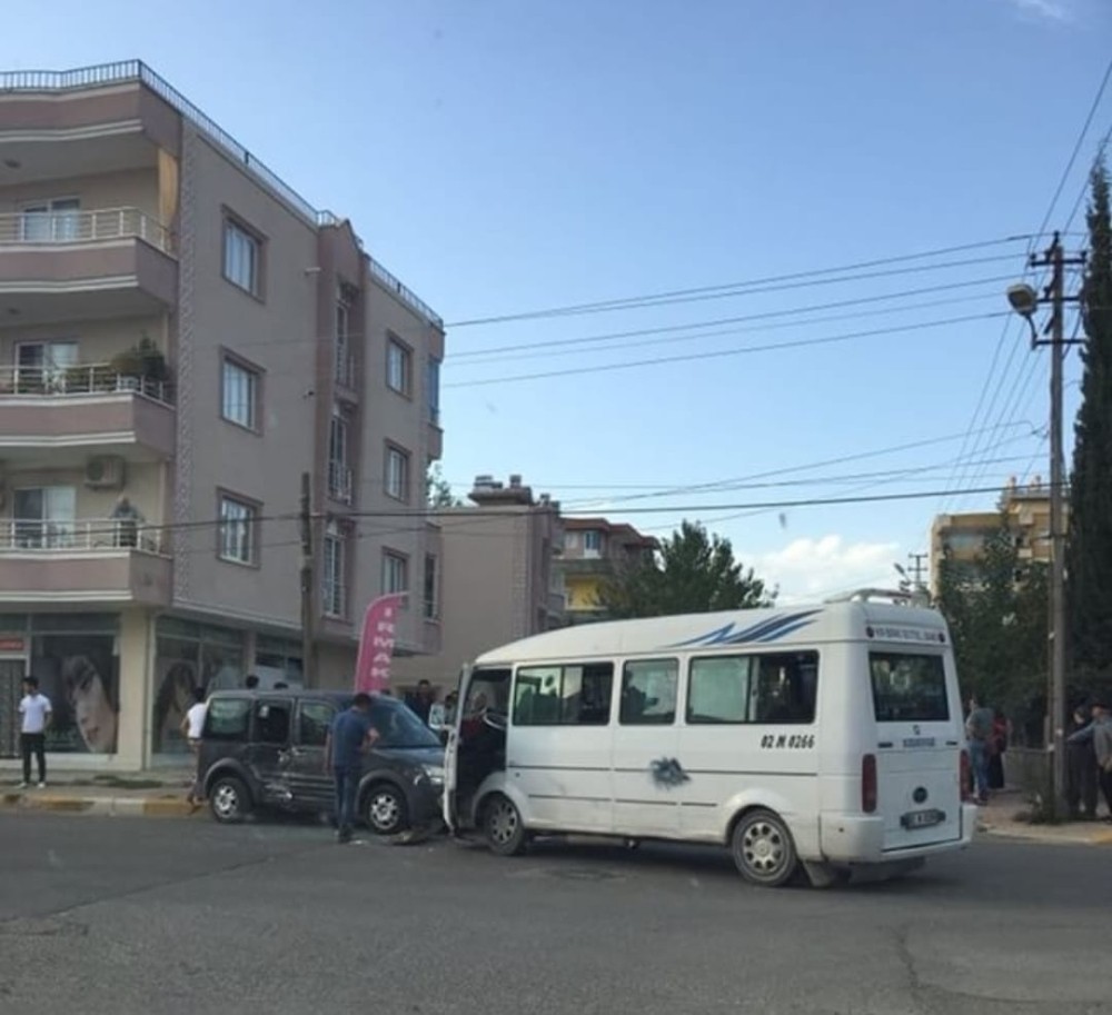 Yolcu minibüsü ile hafif ticari araç çarpıştı: 2 Yaralı
