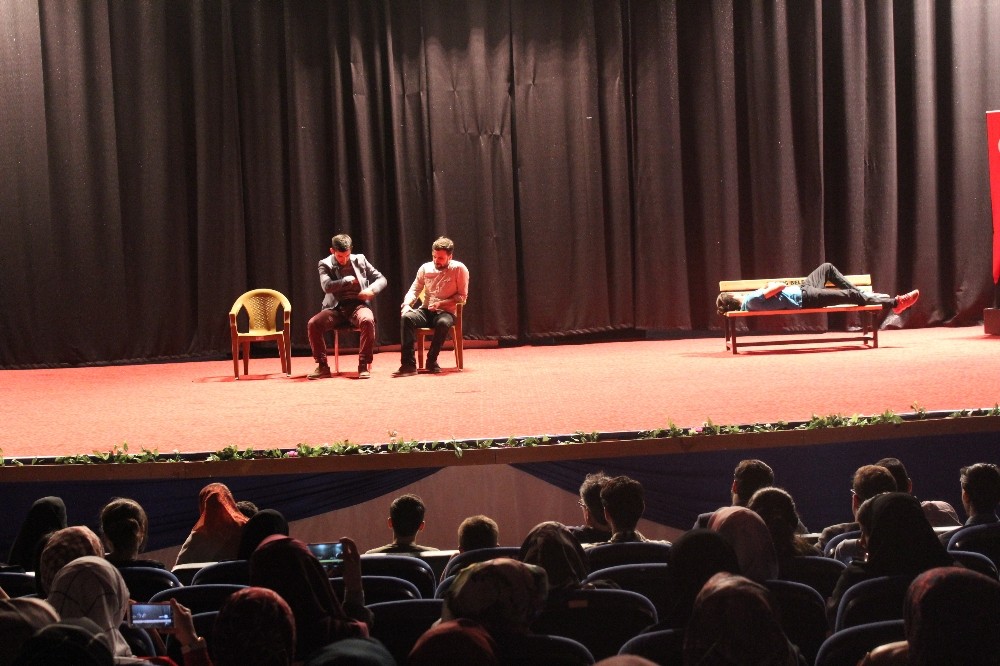 Elazığ’da “Umudun Adı Mavi” Tiyatro oyunu sahnelendi

