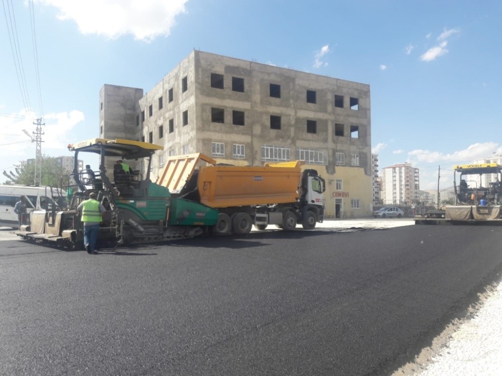 Yunus Emre Mahallesinde asfalt çalışması yapıldı
