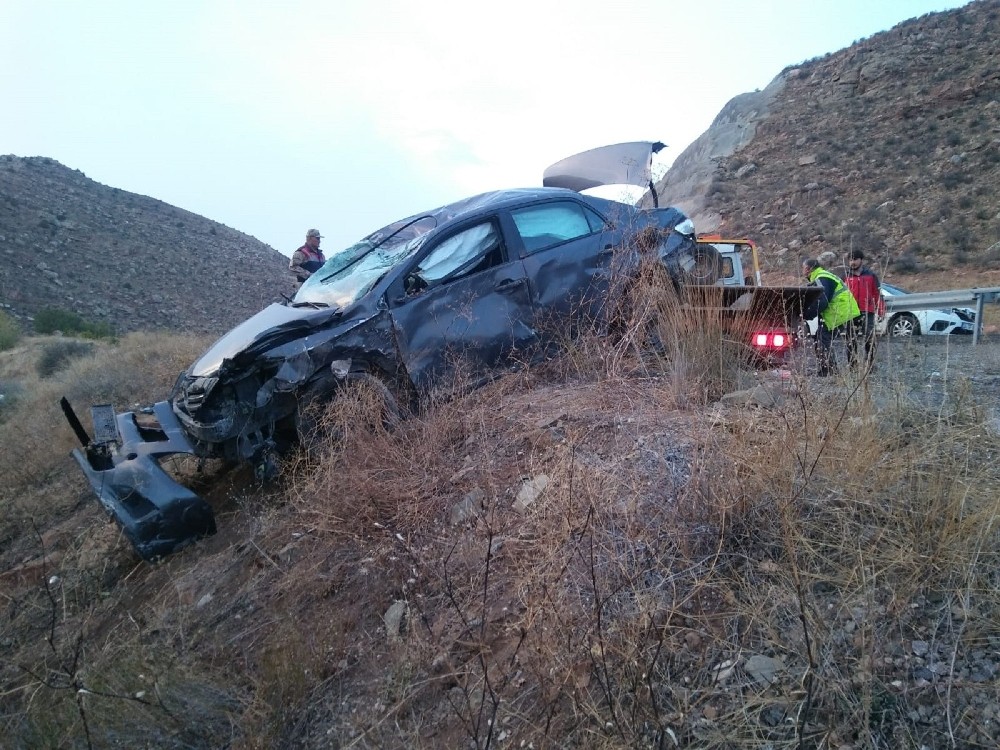 Sivas’ta otomobil şarampole uçtu: 6 yaralı
