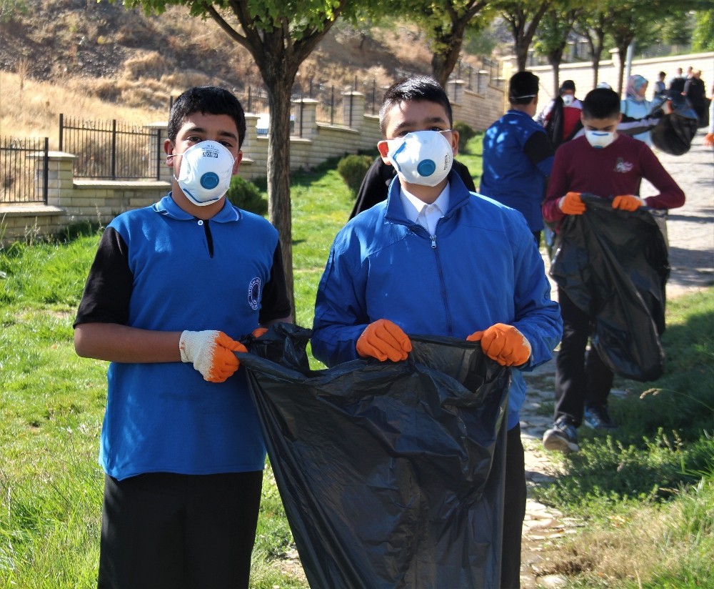 Öğrenciler, tarihi Harput mahallesinde çöp topladı
