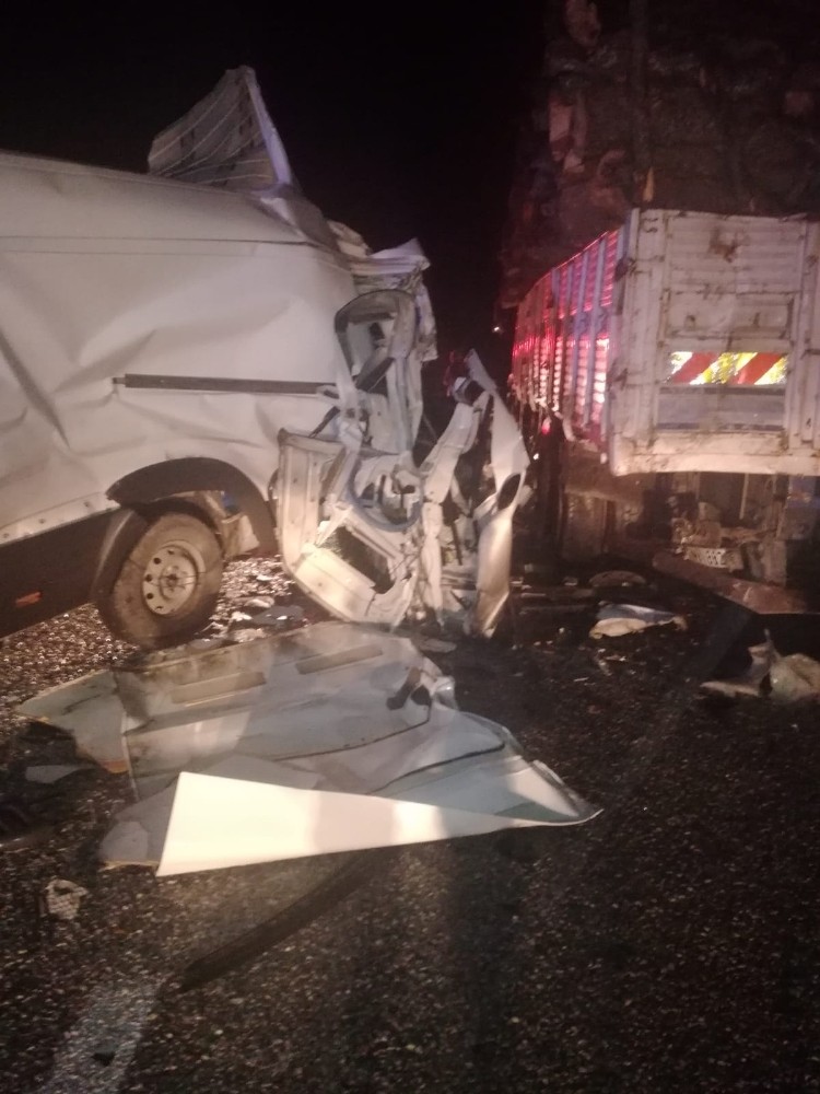Minibüs park halindeki kamyona çarptı: 1 ölü, 1 yaralı