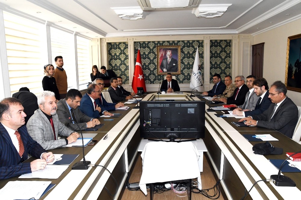 Bağımlılıkla mücadele toplantısı Vali Aykut Pekmez başkanlığında yapıldı
