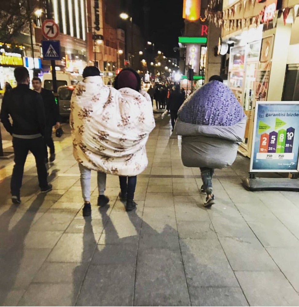 Soğuğa karşı sokakta yorganla dolaştılar
