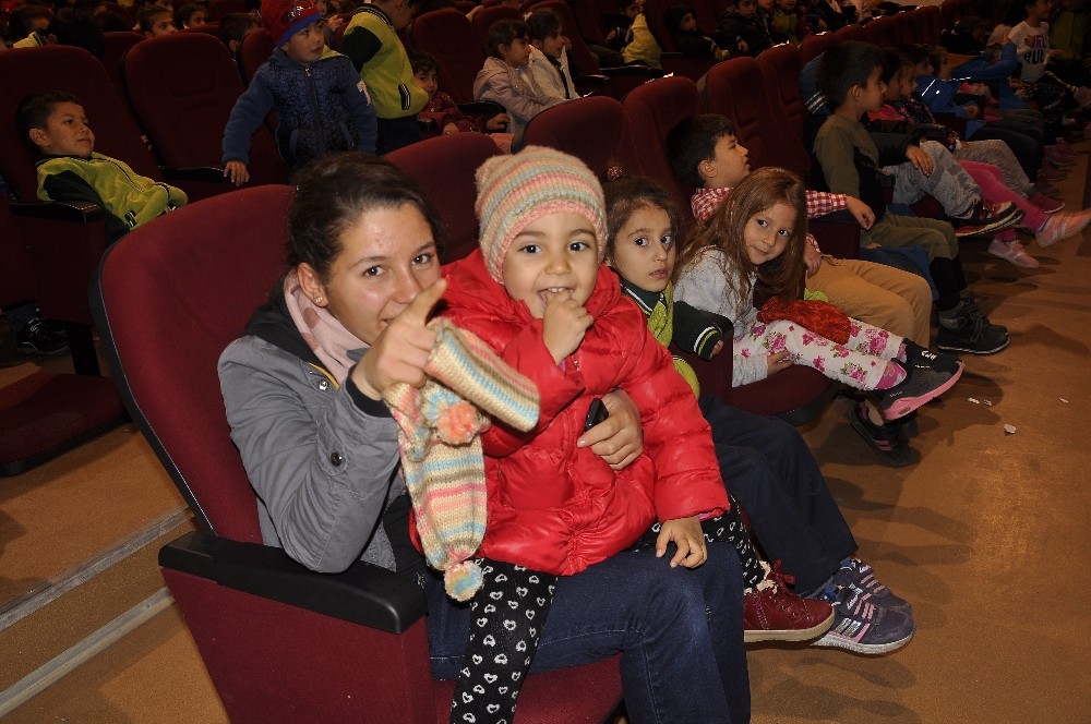 Arguvan’da tiyatro gösterimine çocuklardan büyük ilgi
