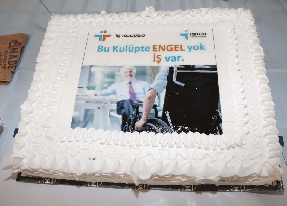 Engelli kursiyerler için pastalı kutlama
