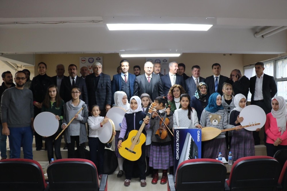 ‘Müzikal Okullar’ Projesi ile enstrüman dağıtıldı
