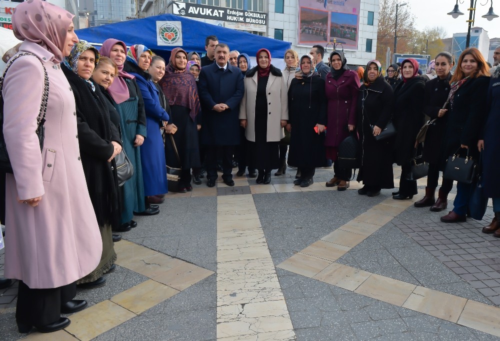 AK Partili kadınlardan Yerli Malı haftası etkinliği
