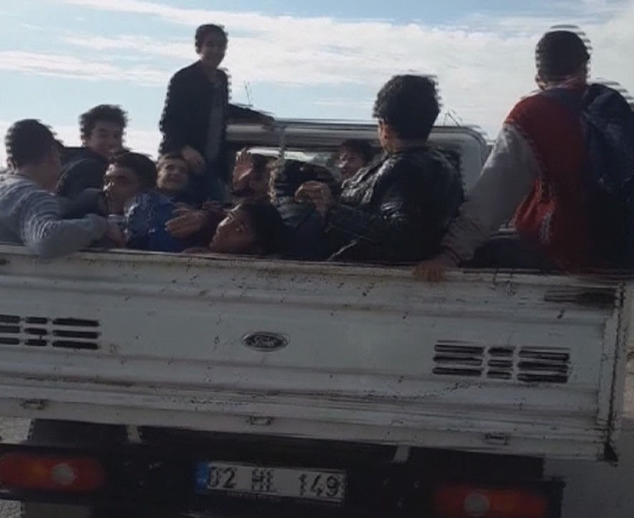 Öğrencilerin dondurucu havada kamyonet kasasında tehlikeli yolculuğu
