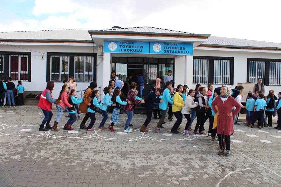 Köy okullarındaki öğrenciler gönüllü gençlerle eğleniyor
