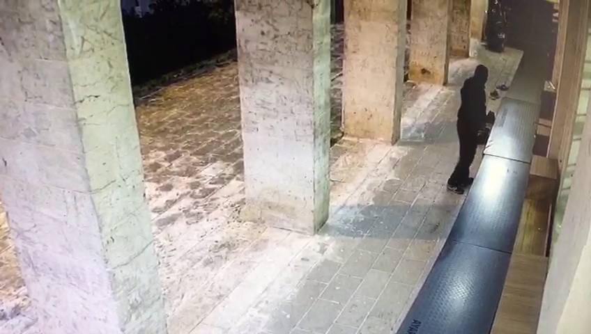 Camiden ayakkabı çalan şahıs kameralara yakalandı
