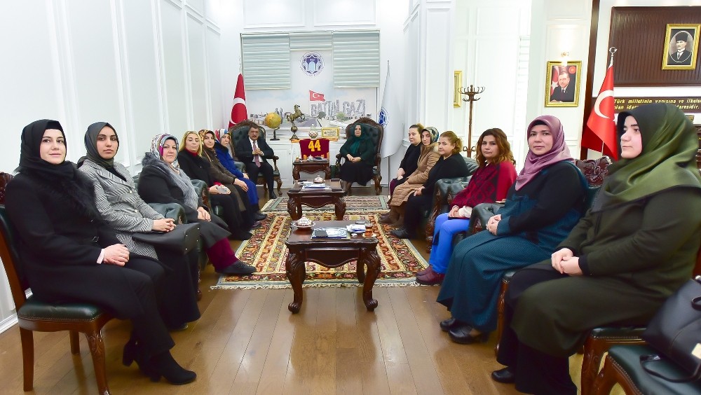 AK Parti Kadın Kolları Başkanı Oğuzhan, Başkan Gürkan’ı ziyaret etti
