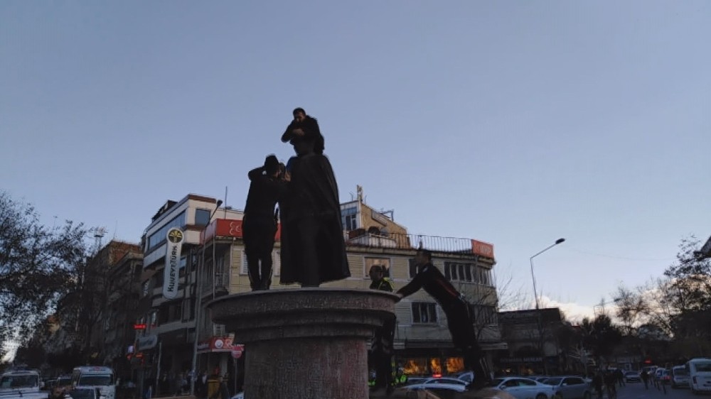 ‘Babam’ diye sarıldığı Atatürk heykeline yine çıktı
