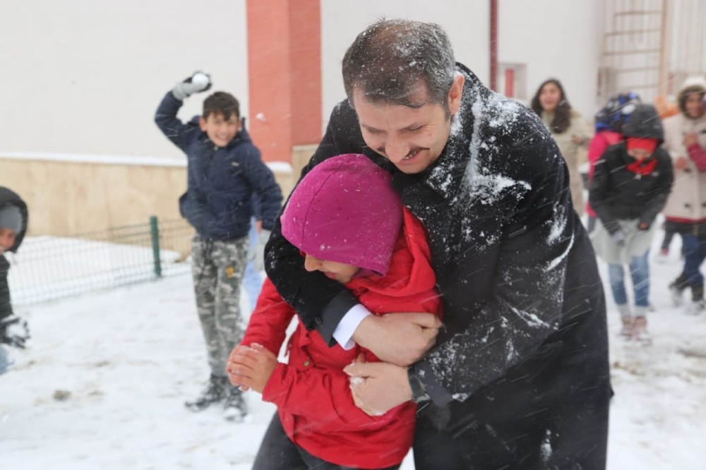 Okulları tatil edip, öğrencilerle kar topu oynadı

