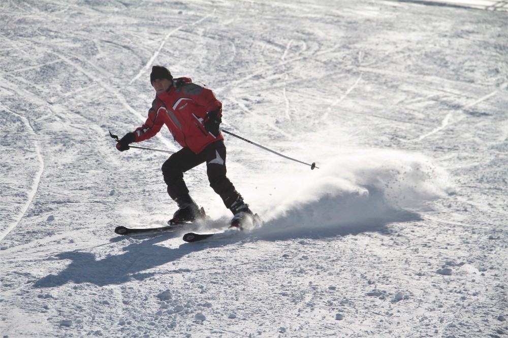 Elazığ’da karın 1,5 metreye yaklaştığı Hazarbaba da kayak keyfi başladı
