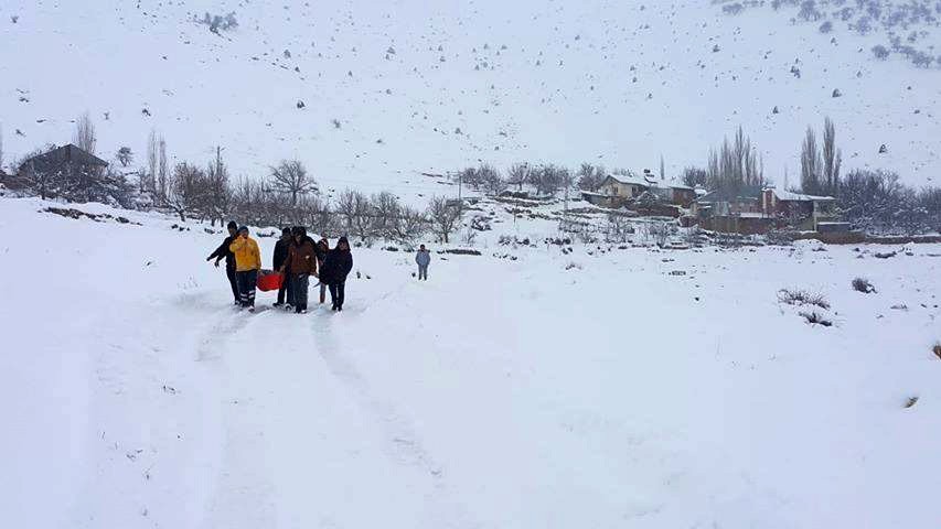 Karla kapanan yolda hastayı 2 kilometre sedyede taşıdılar
