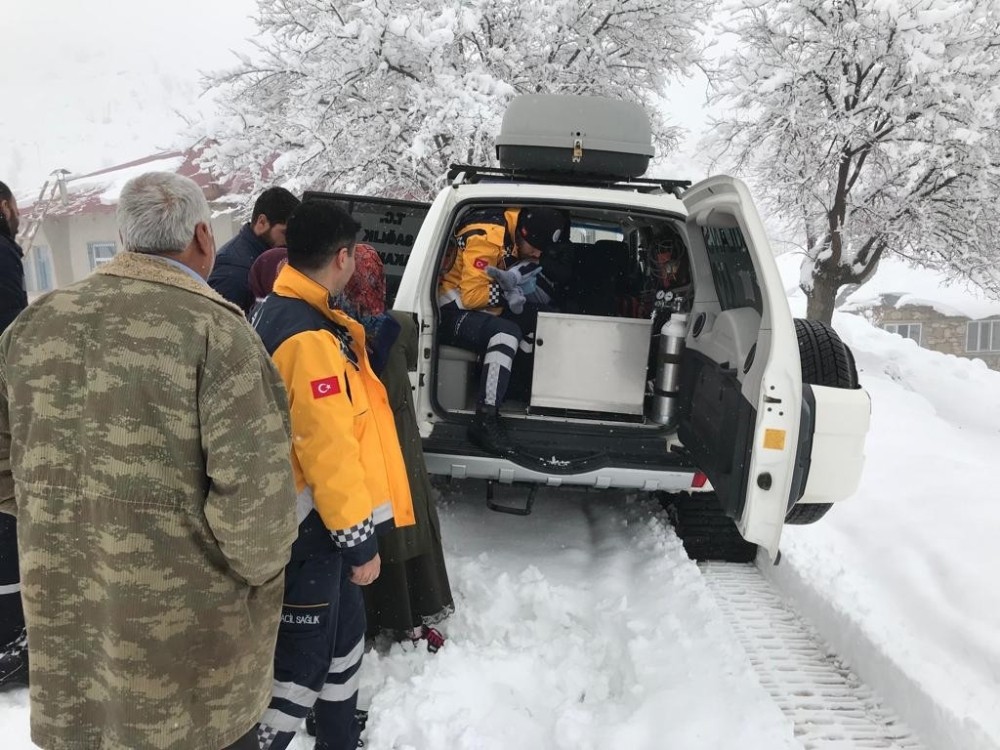 Paletli ambulans kar nedeniyle hastaya güçlükle ulaştı
