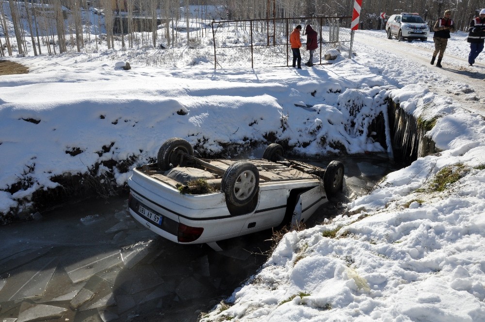 İteklenen otomobil buz tutmuş kanala düştü
