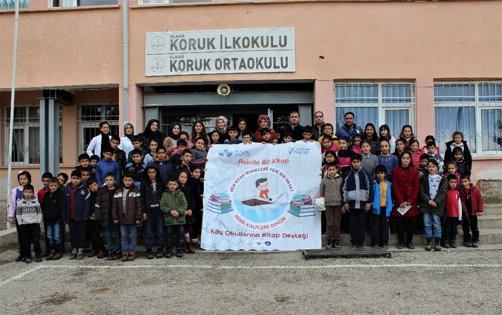 Üniversite öğrencileri 3 bin kitap topladı, köy okuluna bağışladı
